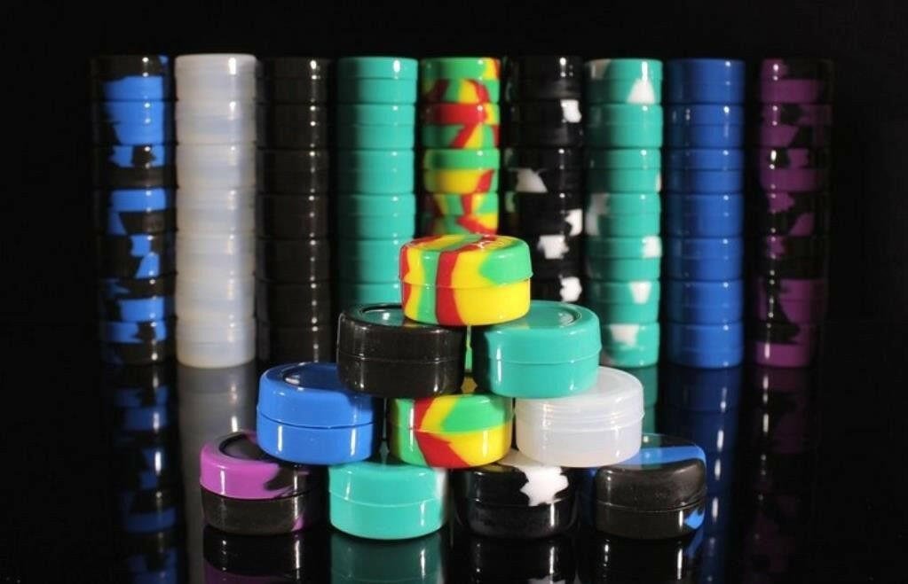 Silicone storage container and stainless dab tool detail