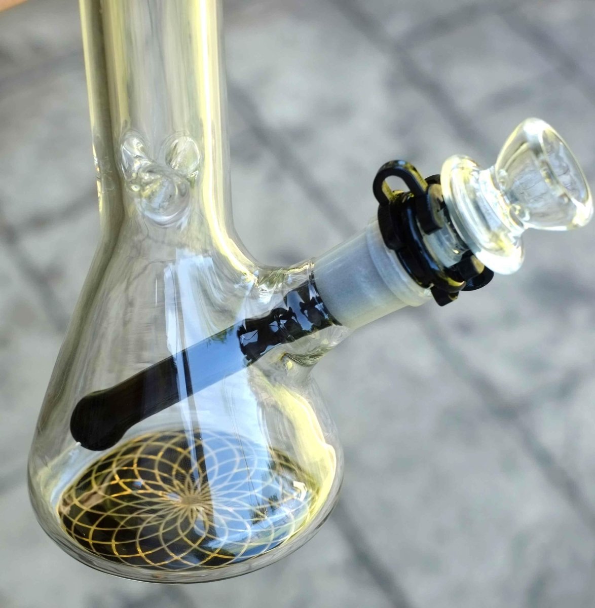 10-inch heavy beaker glass water pipe side view